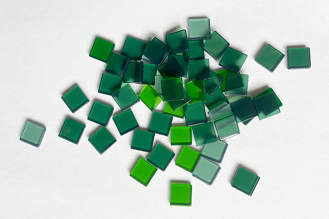 Creeper-Deko-Leuchte basteln mit grünen und schwarzen Mosaiksteinen für das typische pixelige Creeper-Design