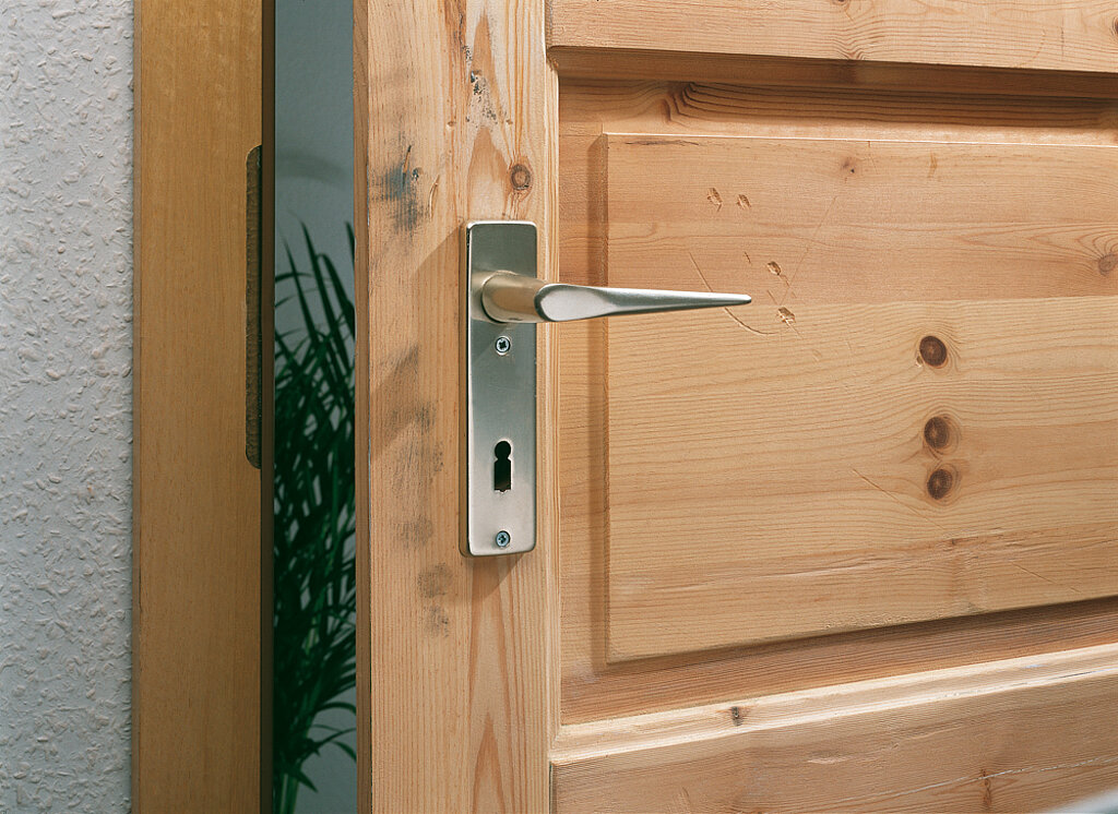 Holztür mit Dellen