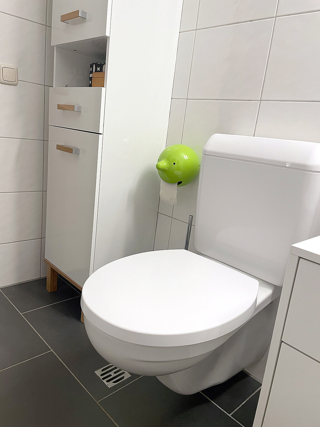 Klodeckel wechseln & pflegen – Bad mit weissen Badmöbeln und neu montiertem WC-Sitz Durounbreakable