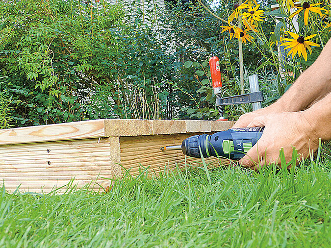 Holzdeck: seitliches Blendbrett festschrauben