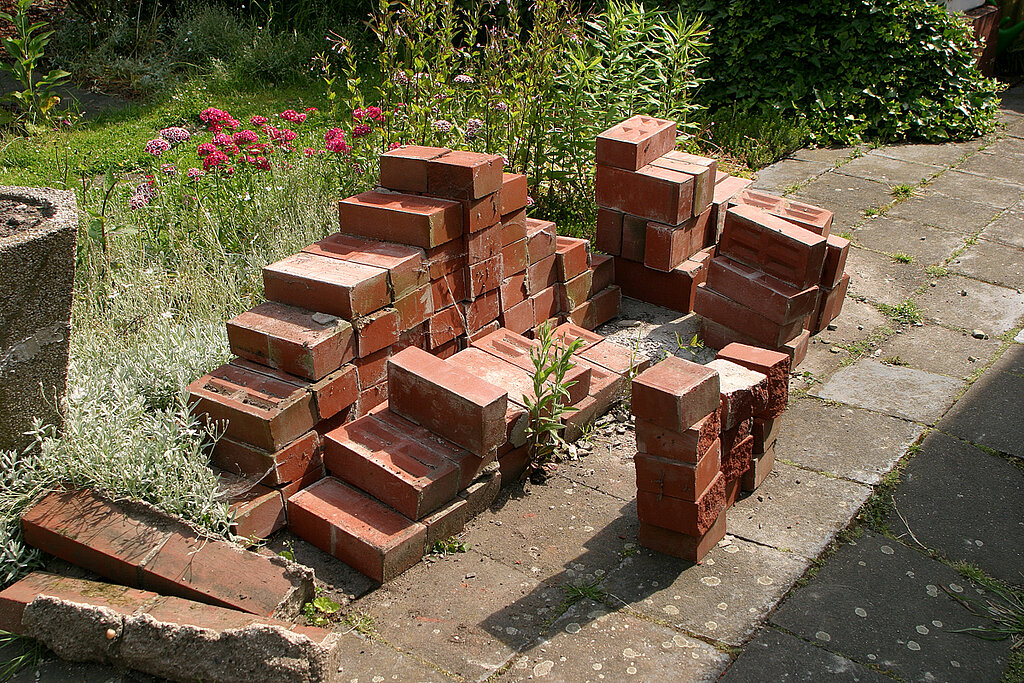 herumliegende Klinkersteine im Garten