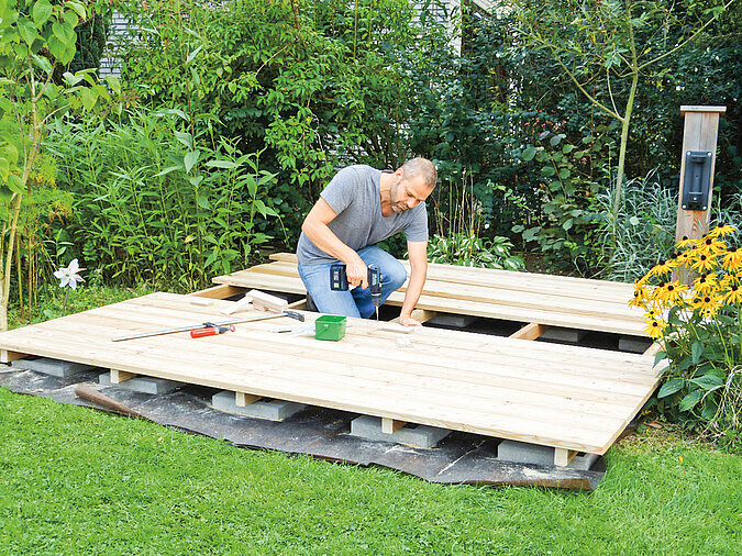 Holzdeck: Terrassendielen verlegen