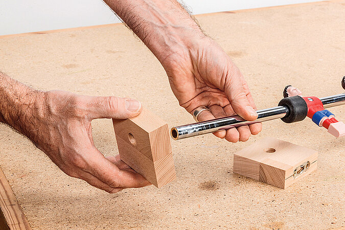 Wandgarderobe aus Kickerfiguren bauen mit Kickerstange und Holz-Abstandshaltern für die spätere Wandmontage