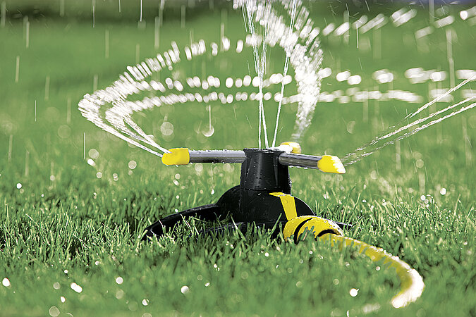 rotierender Wassersprenkler auf Rasen in Nahaufnahme