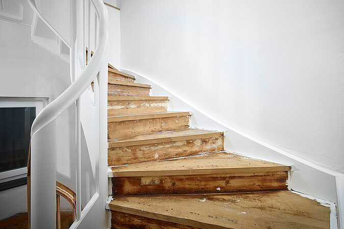 Renovierungsbedürftige Holztreppe