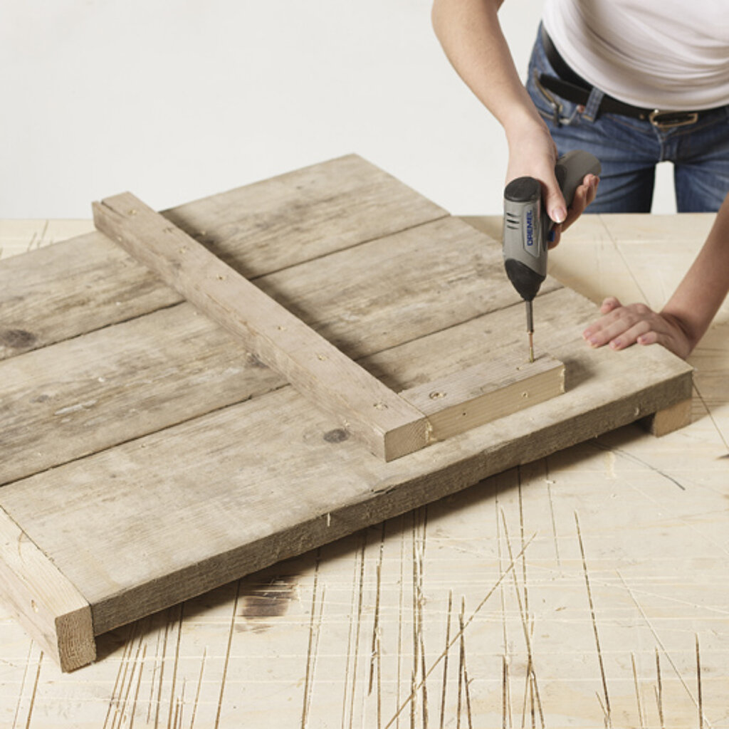 Holzbank: Bauteile miteinander verschrauben