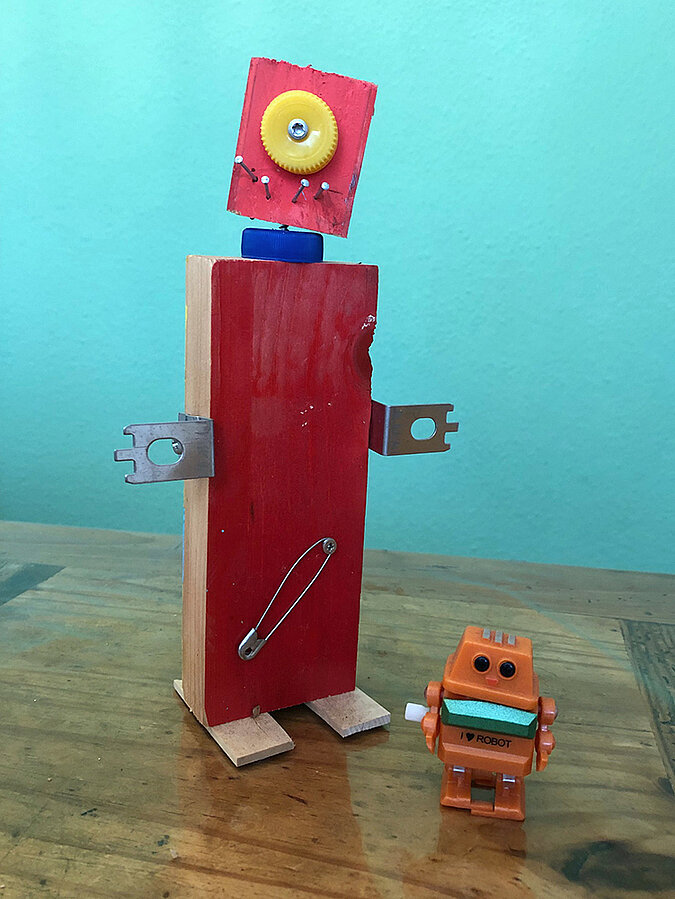 Tipps zum Heimwerken mit Kindern: Selbstgebastelter Roboter aus Holz, Schrauben und Alltagsmaterialien – kreatives DIY-Projekt für Kinder zur Förderung von Feinmotorik und Fantasie.