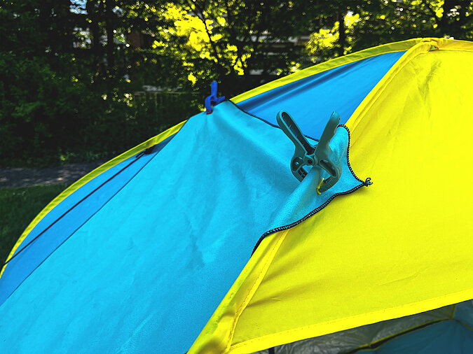 Festival Gadgets Handtuch am Zelt mit Klammern befestigt für schnelles Trocknen beim Camping