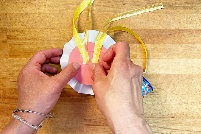  Einschulung Orden basteln mit gelben Bändern auf der Rückseite der Papierrosette befestigen