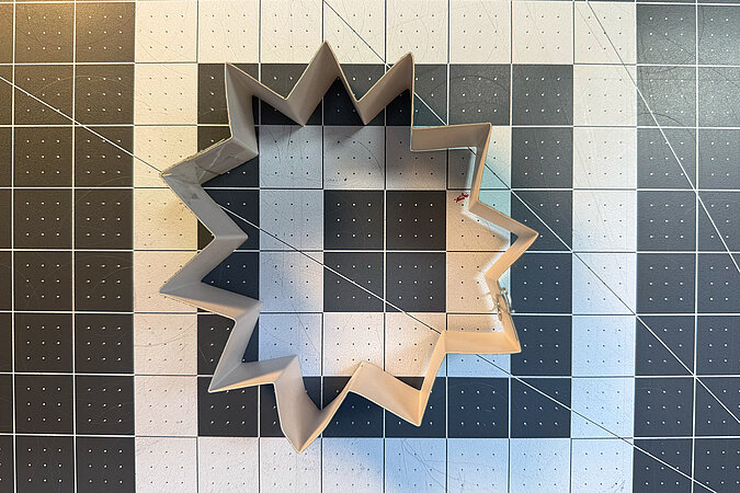 Einschulung Orden basteln mit zusammengeklebter Papierrosette als Basis für den DIY Orden
