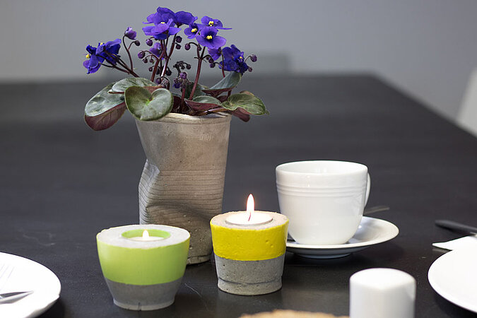 Frühstückstisch Kerzen Betonvase