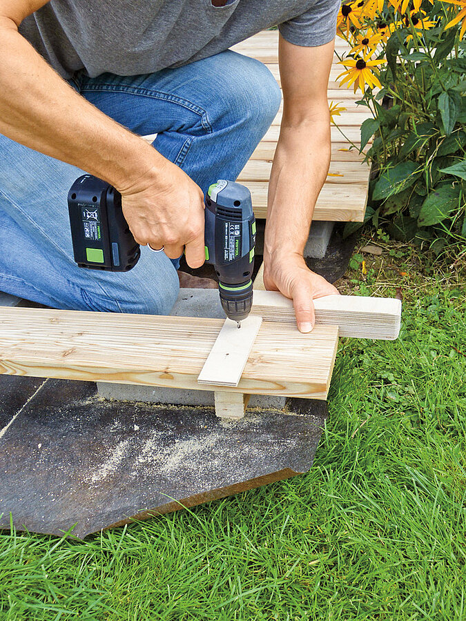 Holzdeck: Erste Diele anschrauben
