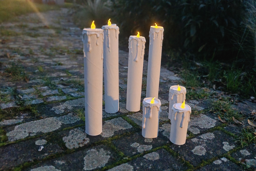 Halloween-Kerzen aus Klorollen basteln