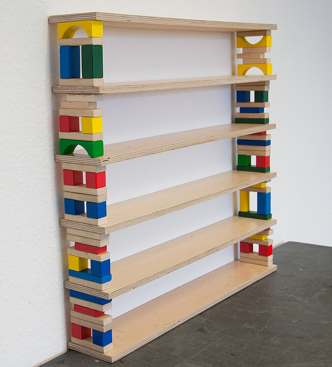 Tipps zum Heimwerken mit Kindern: Aus bunten Bauklötzen und Brettern entsteht ein Regal