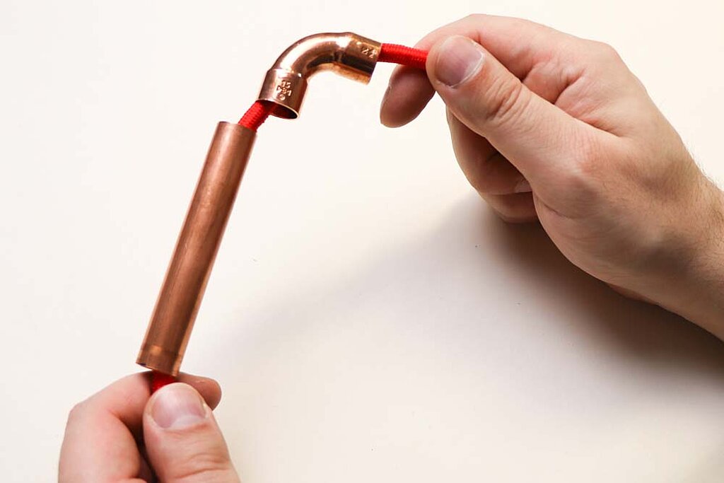 Kupferleuchte Kabel einfädeln