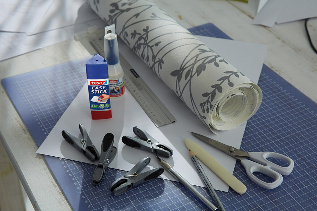 Tisch mit Bastelutensilien und Papier