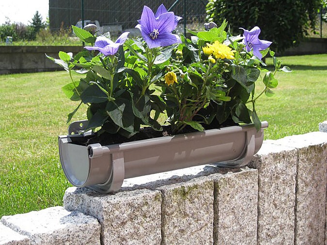 Upcycling: Blumenkasten aus Dachrinne