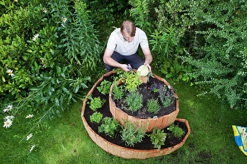 Kräuterspirale im Garten bauen