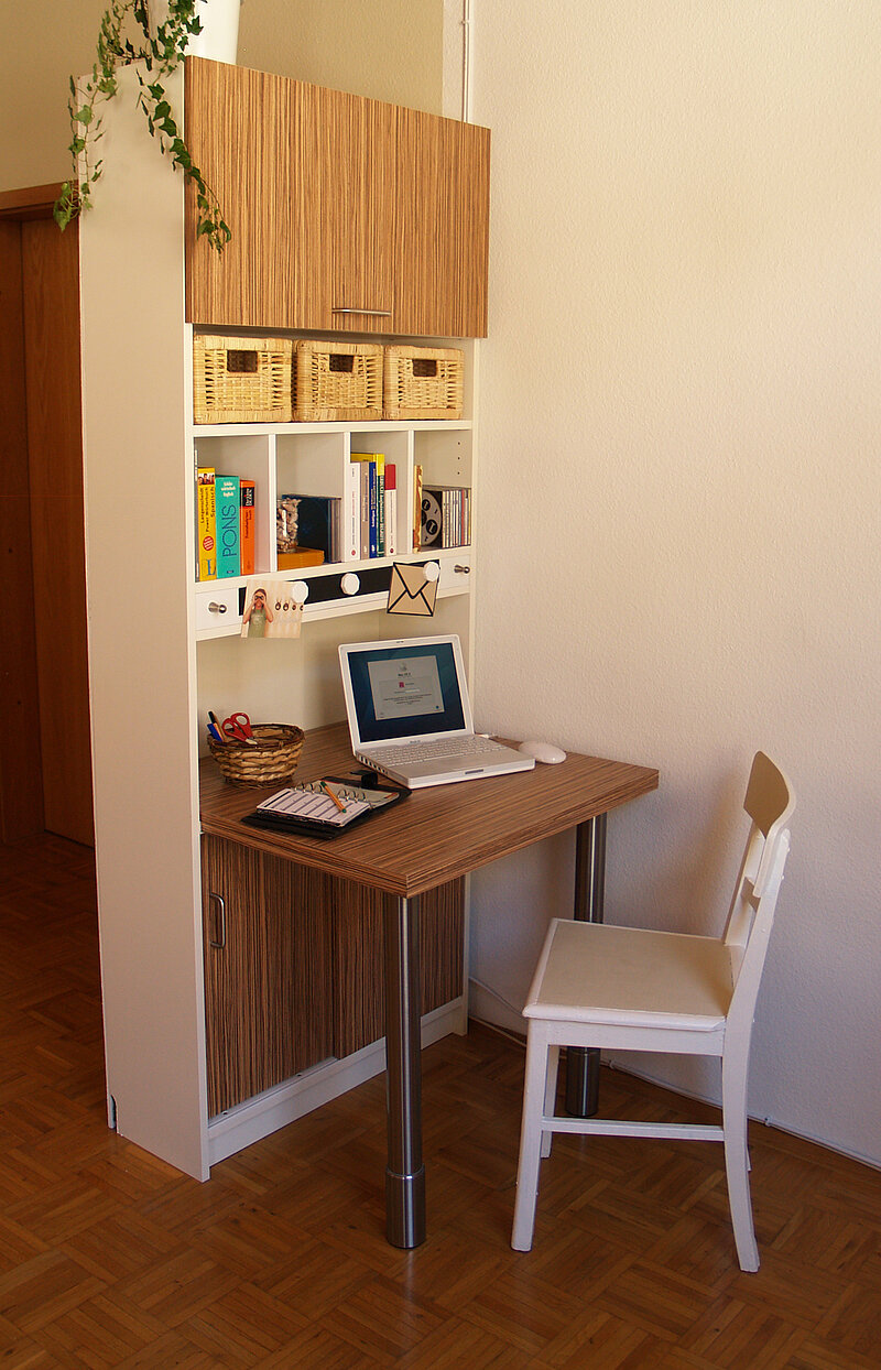 Homeoffice aus Regal selber bauen