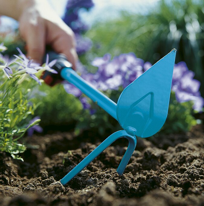 Gartenbewässerung: Boden auflockern