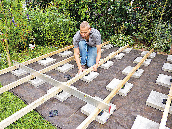 Holzdeck: Niveau mit Pads ausgleichen