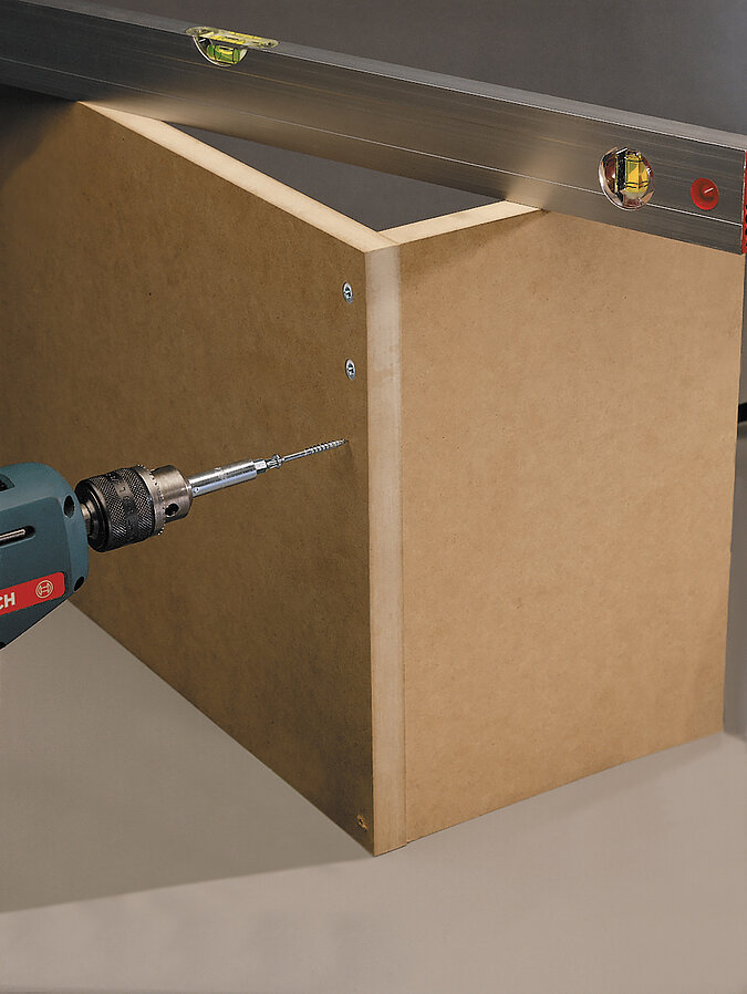 MDF-Platten werden mit entsprechenden Schrauben miteinander verbunden