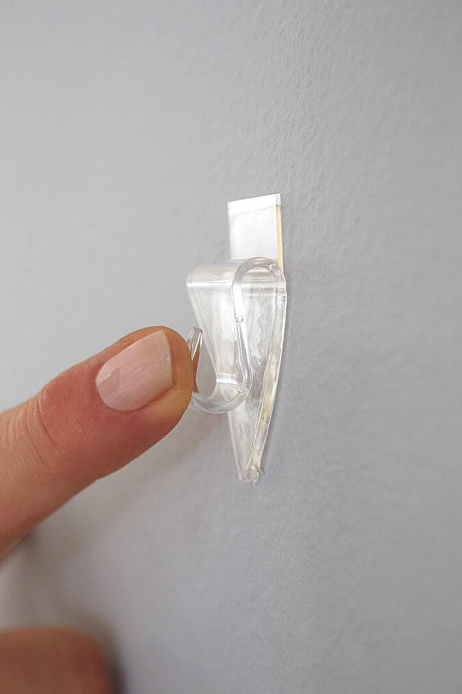 Klebehaken wird an die Wand geklebt