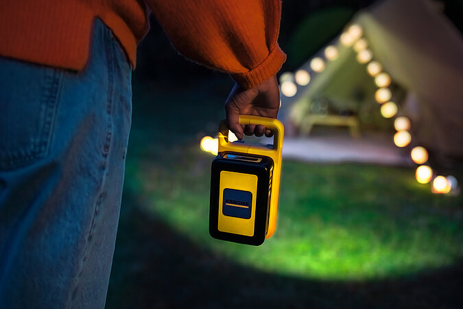 Festival Gadgets tragbare Akku-Leuchte in der Hand beim Camping in der Nacht