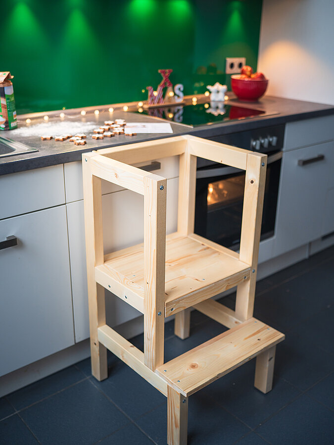 Lernturm für Kinder bauen aus stabilem Holzgestell, fertig montiert und mit SPAX-Schrauben präsentiert – ideal für sicheres Mithelfen in der Küche