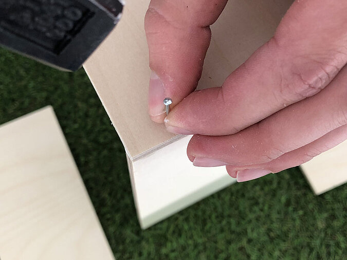 Insektenhotel bauen nageln