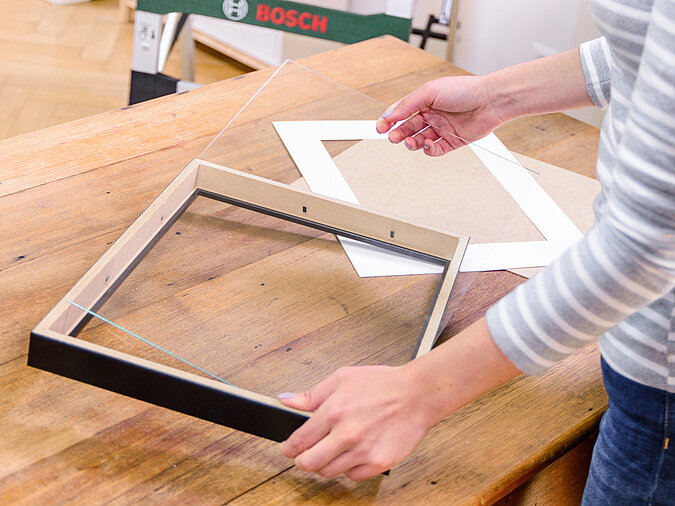 Light Box: Papier in den Rahmen kleben