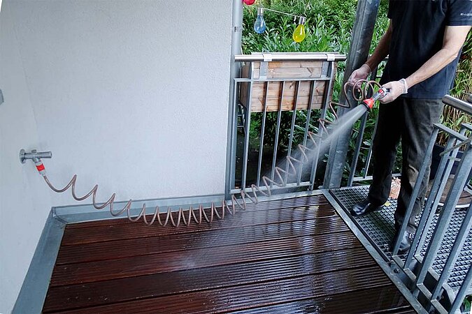 Terrasse reinigen wässern abspülen