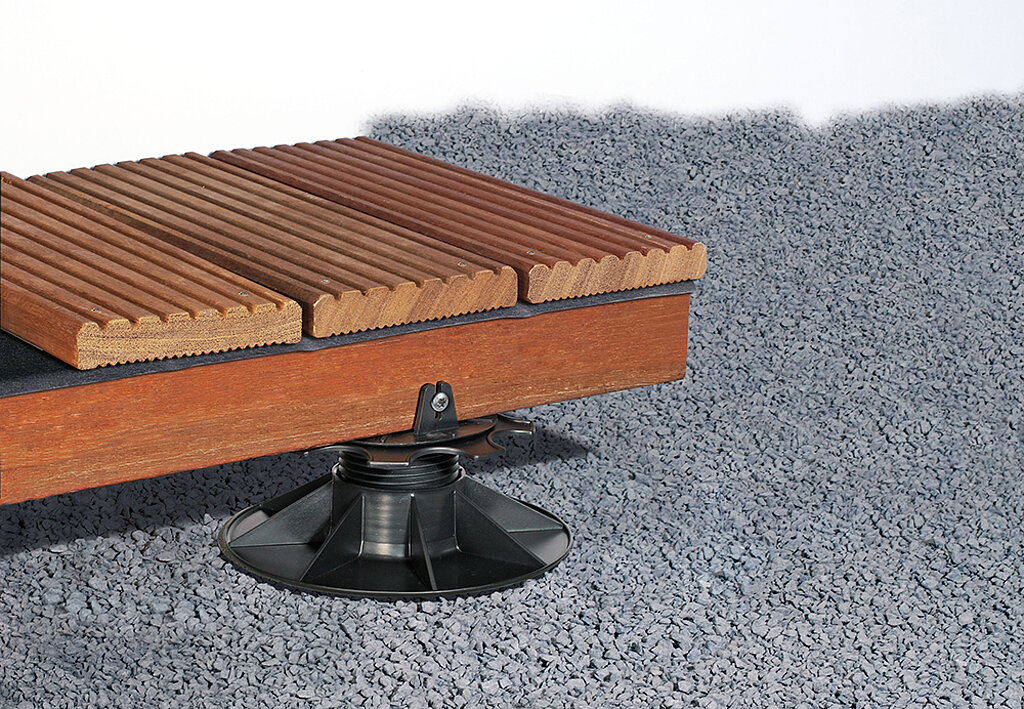 Nahaufnahme eines Terrassenaufbaus mit Träger von SPAX