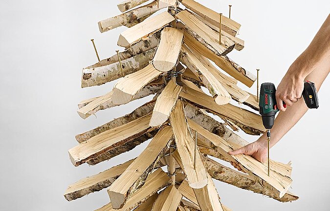 Ungewöhnlicher Weihnachtsbaum aus Holzscheiten