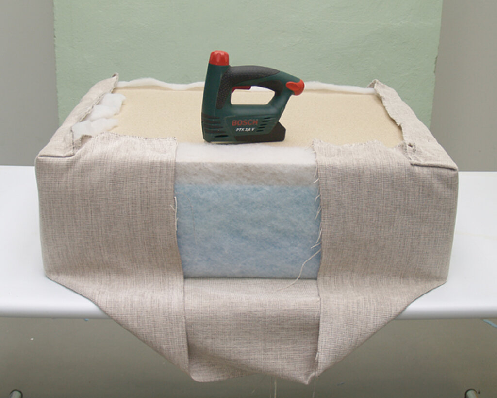Hocker polstern: Stoff fixieren