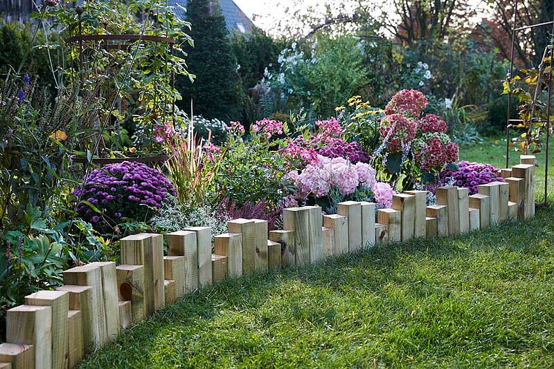 Beetbegrenzung aus Holzpflöcken