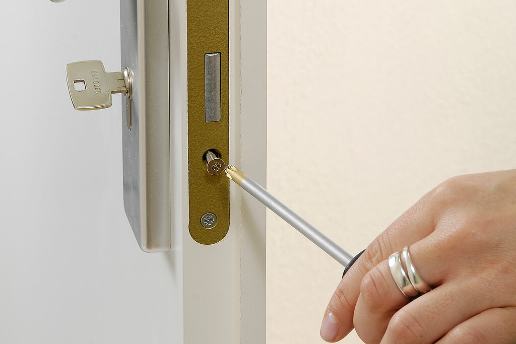 DIY Academy-Tuerschloss-wechseln-Schraube-loesen-01