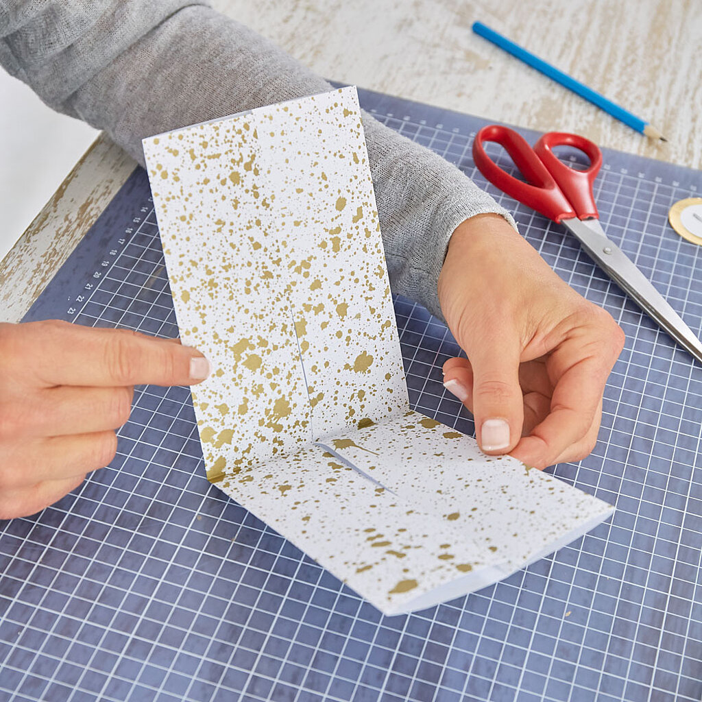 Papierbogen zur Mitte falten