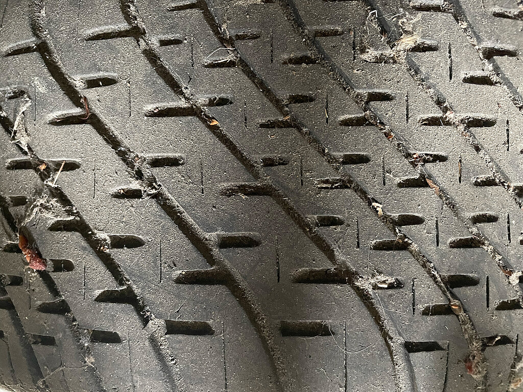 Reifen selbst wechseln und Abnutzung kontrollieren – Detailaufnahme des Reifenprofils zur Überprüfung der Profiltiefe und Sicherheit vor dem Reifenwechsel