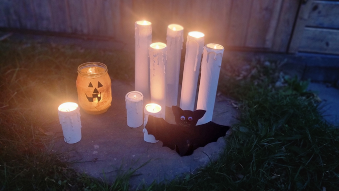 Halloween-Kerzen aus Klorollen basteln