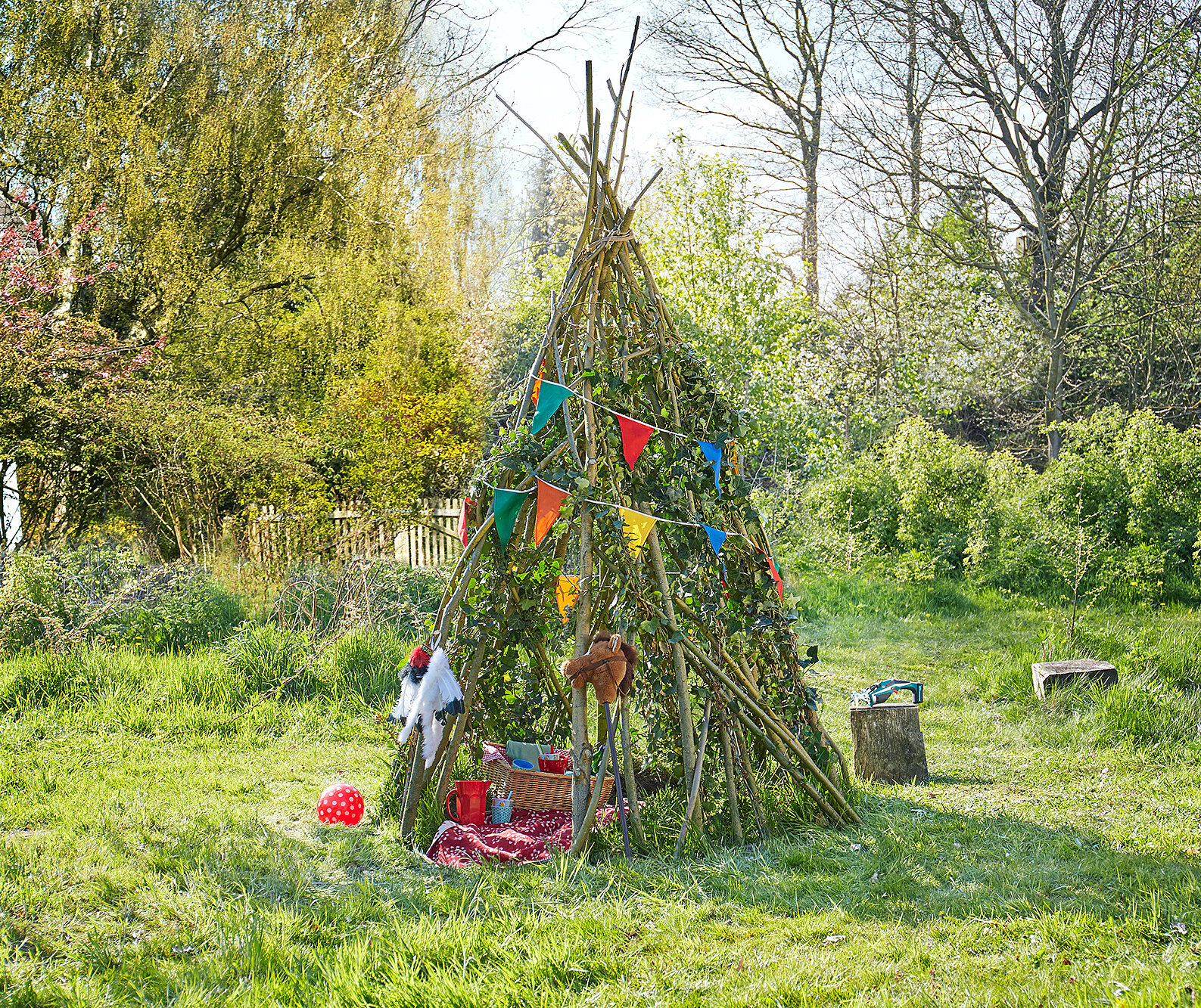 Tipi im Garten aus eingepflanzten Weidenruten bauen