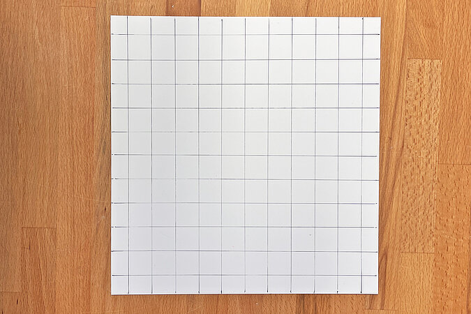 Creeper-Deko-Leuchte basteln mit fertig gezeichneter Rastervorlage auf Papier als Grundlage für das Creeper-Gesicht