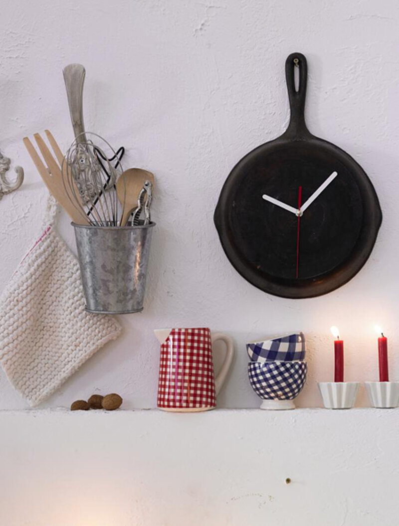 Wanduhr aus einer alten Pfanne
