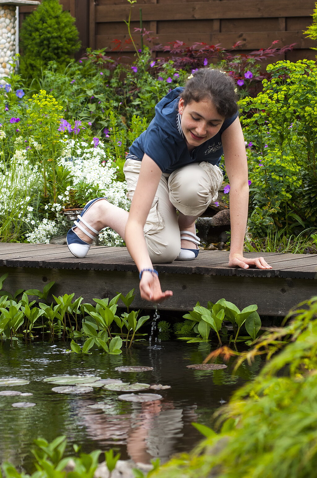 Gartenteich Fische Mädchen