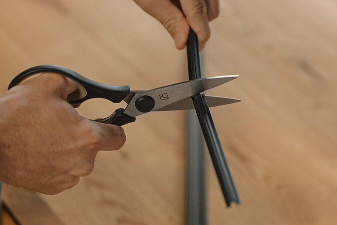 Mann bringt Fliegengitter mit faltbarem Aluminiumrahmen an