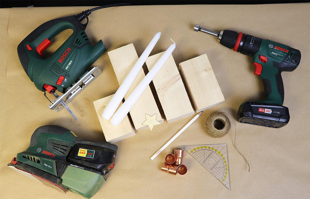 Material und Werkzeuge, um den Adventskranz aus Kantholz zu bauen