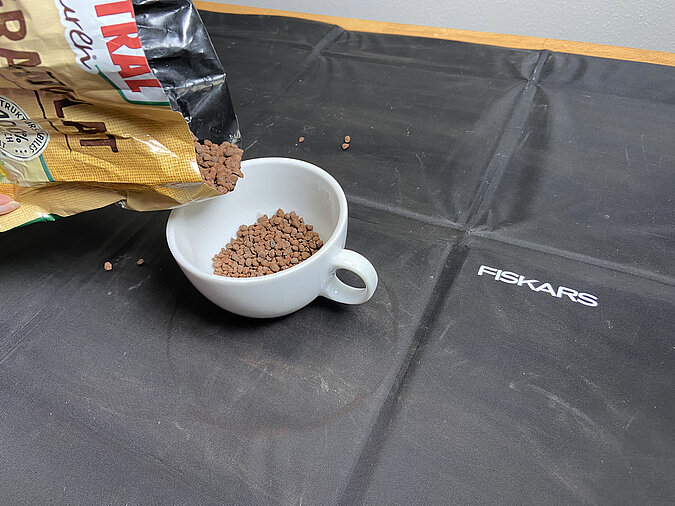 Tassengarten basteln und Blähton-Granulat als Drainageschicht in eine Tasse einfüllen