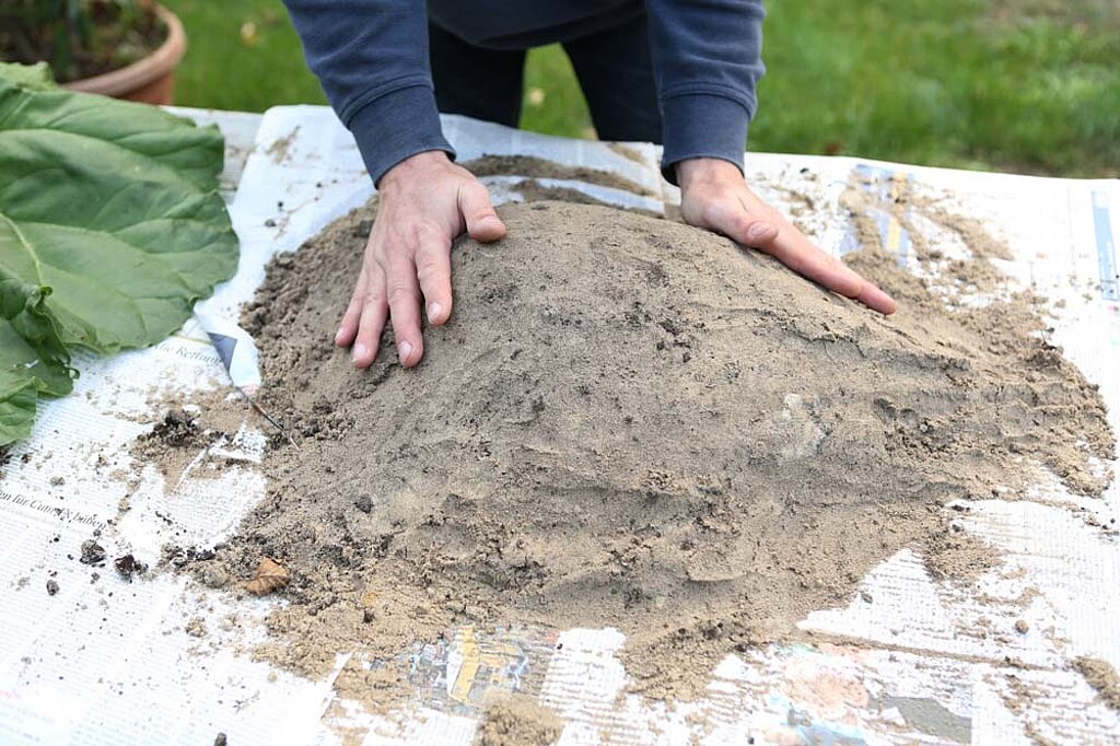 Vogeltränke Beton Blatt Sand verteilen