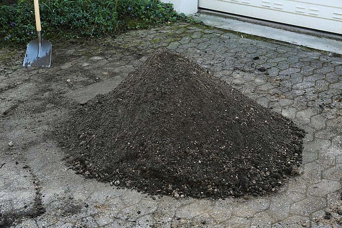 Blumenerde mischen