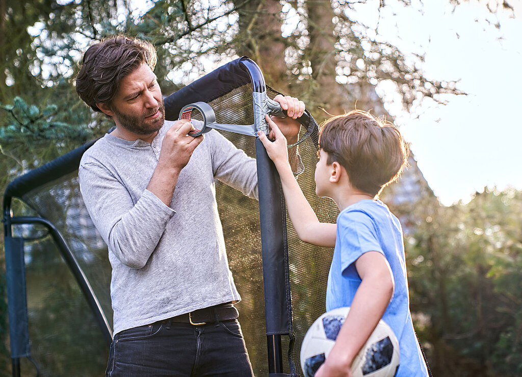 Vater und Sohn am Fußballtor